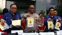 Polisi turut menunjukkan barang bukti yang berhasil diamankan terkait kasus penipuan tersebut. Atas perbuatannya, keempat tersangka dijerat Pasal 35 ayat 1 jo pasal 51 UU 19 tahun 2016, dan perubahan UU nomor 11 tahun 2008 tentang ITE ancaman hukum 12 tahun.