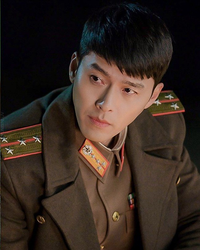 Siapa yang mau ditatap seperti ini oleh Hyun Bin? Adegan ini ada di episode lima Crash Landing On You, saat kapten Ri Jung-hyuk dan Yon Se-ri menghabiskan waktu bersama menginap di padang rumput. Mereka terpaksa menginap di padang rumput karena kereta yang membawa mereka ke Pyongyang mengalami gangguan. Foto: Dok. tvN