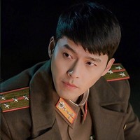 Siapa yang mau ditatap seperti ini oleh Hyun Bin? Adegan ini ada di episode lima Crash Landing On You, saat kapten Ri Jung-hyuk dan Yon Se-ri menghabiskan waktu bersama menginap di padang rumput. Mereka terpaksa menginap di padang rumput karena kereta yang membawa mereka ke Pyongyang mengalami gangguan. Foto: Dok. tvN