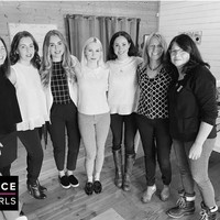 Untuk kegiatan tersebut, Meghan Markle memilih tampilan kasual. Sweater, celana panjang ketat dan boots tinggi menjadi andalannya. (Foto: Justice for Girls via AP)