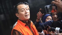 Bartholomeus Toto menjawab pertanyaan wartawan.