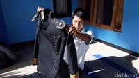 Baju seragam Keraton Agung Sejagat yang diperlihatkan Kasnan tampak dibuat dari kain tebal yang biasa untuk jas. Ada ornamen berwarna emas di bagian kedua lengannya dan sejumlah kancing di bagian depannya. 
