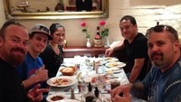 Suka makanan khas Italia, Liana dan beberapa rekannya terlihat asyik makan malam  Foto: Instagram @lianajhonlin12