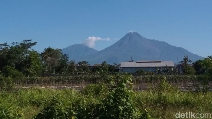 Penampakan Gunung Merapi yang cerah, Jumat (17/1/2020).