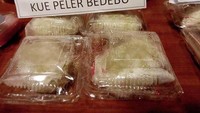 Kue peler berdebu disebut-sebut sudah ada sejak tahun 1970-an. Nama kue ini kabarnya berasal dari candaan masyarakat yang melihat bentuk dan tekstur kue yang lembek serta ditutupi taburan ampas kelapa. Foto: Istimewa