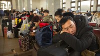 Tahun Baru Imlek menjadi hari libur nasional di China. Waktu libur yang cukup panjang dimanfaatkan warga untuk pulang ke kampung halaman dan merayakan Imlek bersama keluarga. AP Photo/ Mark Schiefelbein.