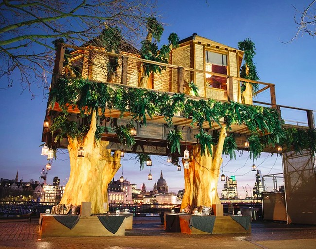 Jika biasanya kamu hanya melihat rumah-rumah pohon di dalam cerita atau film-film, maka kali ini kamu bisa merasakannya sendiri. Virgin Holidays, salah satu perusahaan yang melayani pemesanan hotel, penyewaan mobil, kapal pesiar, hingga paket tour, membangun rumah pohon dengan ketinggian di atas 10 meter. Foto: dok. designboom/virgin holidays