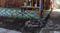 Makam yang berada di areal kontrakan itu rupanya merupakan janin milik si Ratu Fanni. Makam itu terletak di bagian sisi selatan rumah kontrakan Toto. Makam berada di depan bangunan yang disebut Pagelaran Pisowanan yang biasa digunakan untuk menggelar pertemuan.