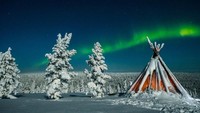 Mungkin kamu akan sangat kedinginan saat lihat aurora di Saariselka, Finlandia, namun es akan mulai mencair saat bulan Maret. Di siang hari, Anda bisa main Ski, memancing dan naik mobil salju. (Getty Images)