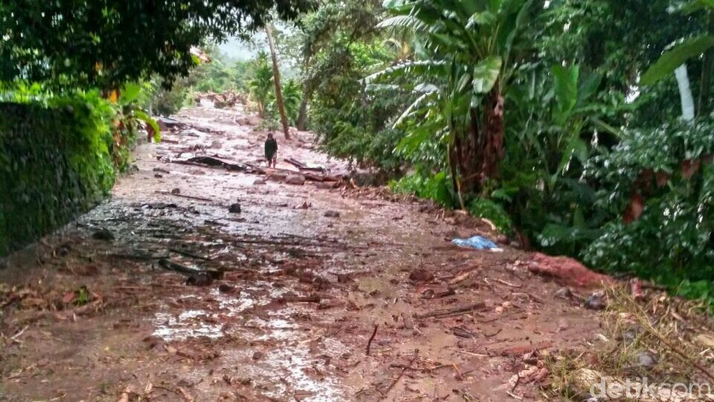 Jalan Tertutup Imbas Banjir Bandang, Warga Tanah Datar Bepergian Lewat Danau
