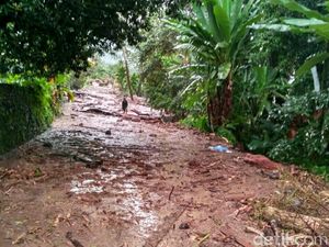 Jalan Tertutup Imbas Banjir Bandang, Warga Tanah Datar Bepergian Lewat Danau