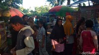 Keberadaan Keraton Agung Sejagat di Purworejo memang membawa berkat bagi para pedagang. Para pedagang bisa meraih banyak untung dari hasil berjualan tersebut.