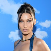 Untuk menyempurnakan gayanya, Bella memakai kalung emas berbentuk rantai. (Foto: Pascal Le Segretain/Getty Images)