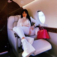 Georgina Rodriguez bergaya dengan salah satu koleksi tas Hermesnya yang mahal. Tas Hermes seri Birkin berwarna pink ini harganya mencapai miliaran rupiah. Foto: Instagram @ georginagio