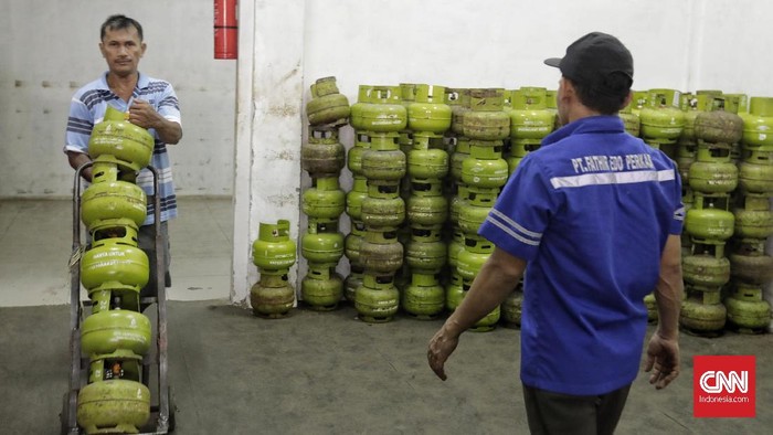 Pekerja merapikan susunan tabung LPG 3 kg di salah satu agen LPG,. Jakarta, Jumat, 17 Januari 2020. Pemerintah berencana melakukan pencabutan subsidi LPG 3 kg dan mengganti subsidi dalam bentuk skema tertutup langsung kepada masyarakat pada pertengahan 2020.