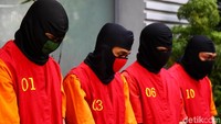 AW disebut berperan menyediakan sarana dan prasarana yang akan digunakan untuk melakukan penipuan. Selain itu, ia juga berperan mengirimkan pesan singkat kepada korban secara acak. Pesan singkat itu berisi informasi pemberian hadiah kepada calon korban.