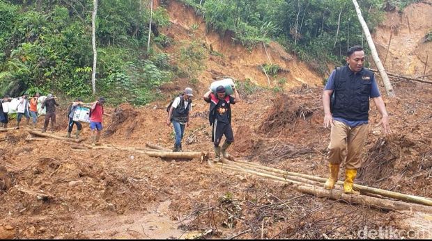 CT Arsa Beri Bantuan 2 Genset, 5 Kampung di Sukaraja Bogor Tak Lagi Gelap