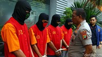 Polisi berhasil mengamankan empat tersangka dengan inisial AW, ND, SB dan MA beserta barang bukti sejumlah gawai dan buku tabungan milik tersangka dengan modus memanipulasi data perusahaan PT Trimegah Sekuritas Indonesia Tbk dengan membuat Website Palsu.