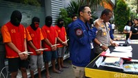 Dalam konferensi pers tersebut, pihak kepolisian pun mangungkap peran keempat pelaku tersebut. Kabid Humas Polda Metro Jaya Kombes Pol Yusri Yunus pun menyebut tersangka AW sebagai otak kelompok penipuan tersebut.