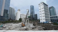 Petugas tengah membongkar sebuah gedung yang gagal dibangun di Kawasan Sudirman, Jakarta. Sabtu (18/1/2020). Pemprov DKI terus melakukan audit berkala sehingga tak ada lagi gedung yang tak layak di Jakarta.