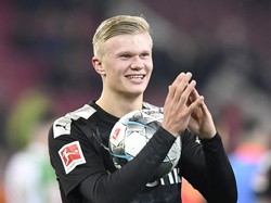 Saat itu Haaland masuk di babak kedua dan bikin hat-trick dalam 23 menit untuk membantu Dortmund menang 5–3. Foto: Photo by THOMAS KIENZLE / AFP