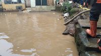 Banjir Terjadi di Rawajati Jaksel, Rumah Warga Kemasukan Air