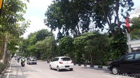 Dia menyebut tak bisa melarang masyarakatnya mengendarai mobil.