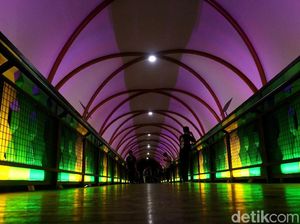 Warna-warni JPO Pasar Minggu di Malam Hari
