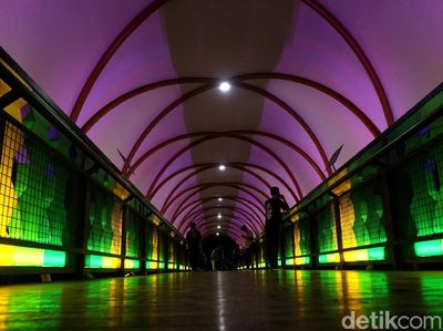 Warna-warni JPO Pasar Minggu di Malam Hari