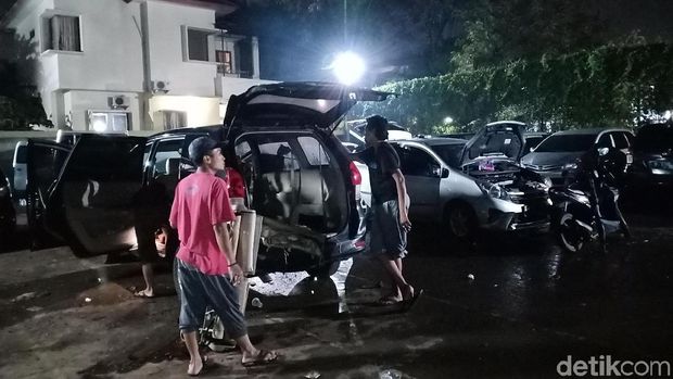 Mobil warga terendam akibat banjir.