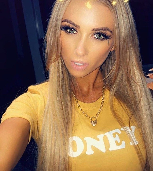 Azzra digerebek oleh polisi pada Juli 2019, dan ditemukan narkoba termasuk 3 gram kokain di saku jaketnya. Menurut laporan The Gold Coast Bulletin seperti dilansir Daily Mail, Azzra muncul di pengadikan pada Kamis (16/1/2020) dimana ia dinyatakan bersalah atas tuduhan narkoba dan menghadapi hukuman 18 bulan. Foto: Instagram