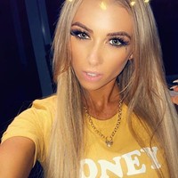 Azzra digerebek oleh polisi pada Juli 2019, dan ditemukan narkoba termasuk 3 gram kokain di saku jaketnya. Menurut laporan The Gold Coast Bulletin seperti dilansir Daily Mail, Azzra muncul di pengadikan pada Kamis (16/1/2020) dimana ia dinyatakan bersalah atas tuduhan narkoba dan menghadapi hukuman 18 bulan. Foto: Instagram