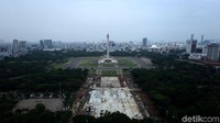 Terlihat ratusan pohon di sisi selatan Monas ditebang.