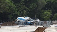 Belasan truk dan mobil pengaduk semen tampak berlalu-lalang.