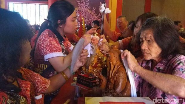 Sambut Imlek, Rupang di Kelenteng Magelang Dibersihkan