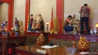 Kelenteng Liong Hok Bio menjadi tuan rumah karena menjadi tempat persemayaman Dewa Bumi. Total ada 13 rupang yang dibersihkan dengan cara disikat maupun dibersihkan dengan kain yang lembut.