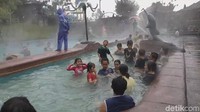 Air belerang di Darajat Pass berada di seluruh kolam renang yang ada di sana. Air belerang nan hangat ini mengalir secara alami dari kawasan pegunungan di sana. (Hakim Ghani/detikcom)