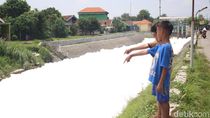 Sungai di Sidoarjo Mendadak Berbuih dan Berbusa