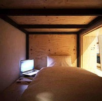 Hotel perpustakaan unik ini didesain oleh Makoto Tanijiri dan Ai Yoshida. Walaupun penuh dengan rak buku, namun hotel ini tetap terlihat nyaman dan keren bukan? Foto: dok. bookandbedtokyo.com