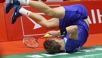 Ini momen saat wakil Denmark Viktor Axelsen jungkir balik saat menghadapi Anthony Ginting di babak semi final.