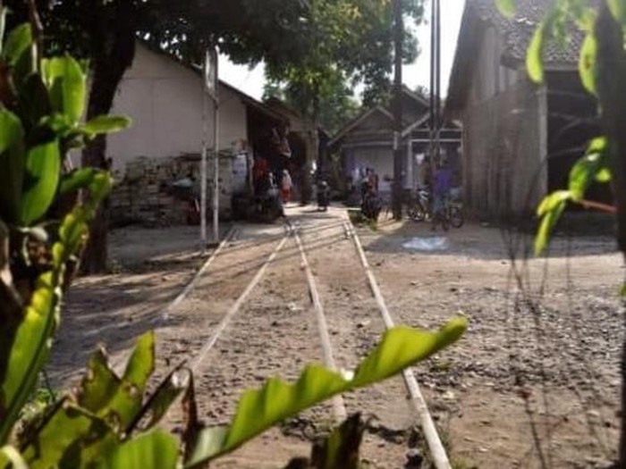 Bangunan di Atas Rel Rangkas-Pandeglang