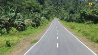 Dari total panjang 342 km, kondisi Jalan Lingkar Raja Ampat yang sudah teraspal mencapai 37,45 km, agregat sepanjang 97,75 Km, dan sisanya 206,8 km belum terbuka.