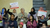 Ginting mendapat pasokan semangat dari para penonton di tribun.