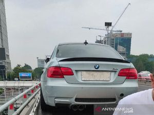 Ban Selip, BMW Coupe Tabrak Pembatas Tol Slipi Saat Konvoi