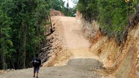 Kehadiran jalan tersebut akan meningkatkan konektivitas antar destinasi wisata di Kabupaten Raja Ampat, Provinsi Papua Barat yang terkenal dengan keindahan destinasi wisata gugusan pulau karang dan air lautnya yang jernih.