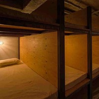 Hotel ini memang tidak besar seperti layaknya hotel kapsul, hanya berukuran 205 X 85 cm untuk ruangan ‘Compact’ dan 205 X 129 cm untuk ‘Standard’.  Hanya hotel ini menyediakan banyak buku bacaan yang pastinya tidak akan kamu temukan di hotel-hotel kapsul lainnya.  Foto: dok. bookandbedtokyo.com