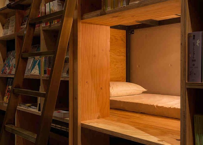 Hotel perpustakaan bernama Book and Bed Tokyo ini berada di Tokyo, Jepang. Di hotel ini kamu bisa tidur di tempat tidur nyaman yang dikelilingi oleh rak-rak buku. Foto: dok. bookandbedtokyo.com
