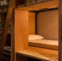 Hotel perpustakaan bernama Book and Bed Tokyo ini berada di Tokyo, Jepang. Di hotel ini kamu bisa tidur di tempat tidur nyaman yang dikelilingi oleh rak-rak buku. Foto: dok. bookandbedtokyo.com
