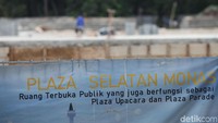 Kawasan tersebut tertutup dan dibatasi pagar proyek bertuliskan revitalisasi Plaza Selatan Monas.