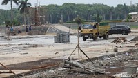Sejumlah pekerja dikerahkan untuk proyek tersebut.